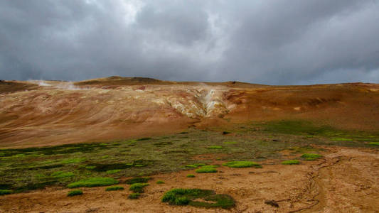 在赫韦里尔纳马夫杰尔的 leirhnjukur 熔岩田的硫磺火星全景, 在火山火山口和克拉弗拉的 fisf义带有绿色植被, 靠近
