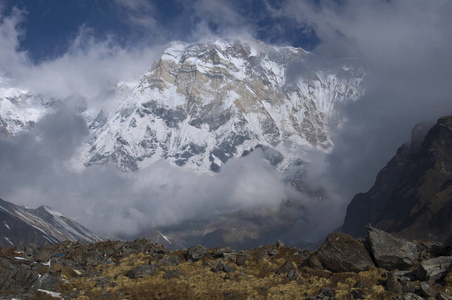 雪南墙的主峰布尔纳, 8000 次。徒步到布尔纳基地营地, 尼泊尔