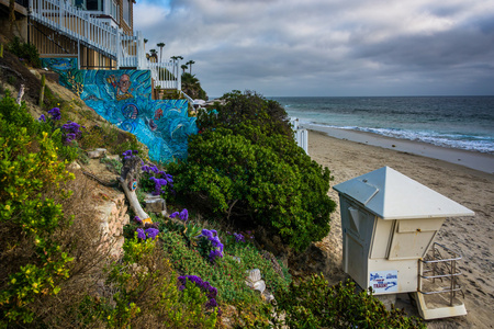 花园和房子上面的海滩，在拉古纳海滩，加利福尼亚州