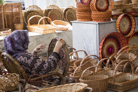 乌兹别克斯坦传统集市上的手工柳条篮