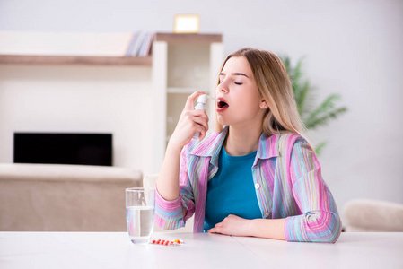 使用优越性治疗哮喘的年轻妇女