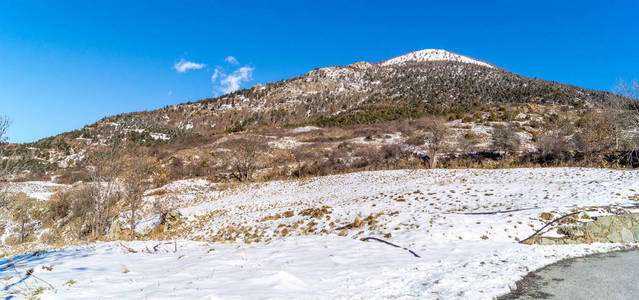 山的春天全景与少许雪