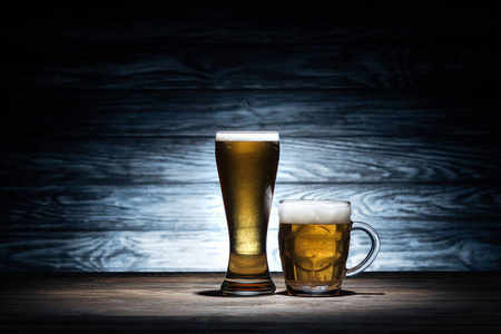 啤酒在不同的杯子在木桌, 慕尼黑啤酒节概念