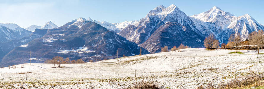 山的春天全景与少许雪