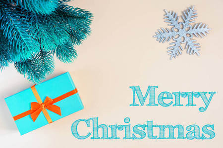 米色背景与快活的圣诞节题字, 装饰的雪花和冷杉分支