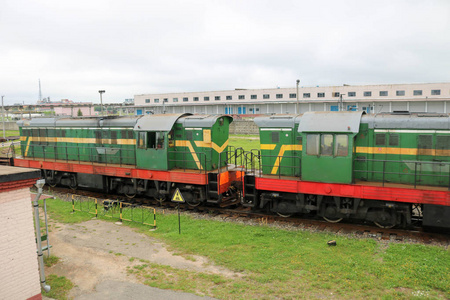 绿色金属铁轮式货运列车, 铁路车站导轨上货物运输机车