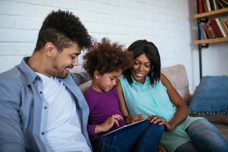 非洲裔美国人家庭使用数字平板电脑在家里