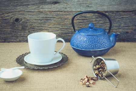 杯热茶和茶壶配 Instagram 风格筛选器