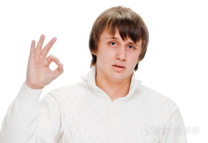 年轻男子表示 ok 的手势