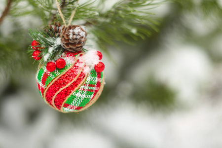 美丽的圣诞节装饰球在树上覆盖着雪