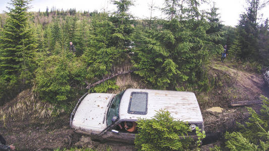 在山里开车旅行。乌克兰远征 喀尔巴泰边界。2018年4月。越野车。上衣的美。乌克兰喀尔巴泰山脉