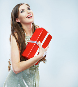 女人穿着晚礼服举办红色礼品盒