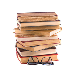 一叠旧书籍和眼镜
