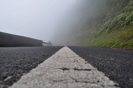 高速公路上的浓雾