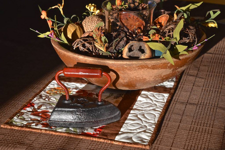 一个旧的金属扁铁共享装饰空间与木制的一碗护卫和秋天的物品