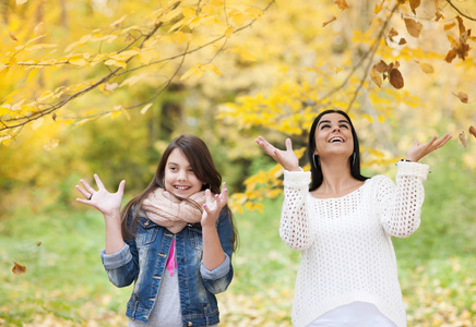 母亲和女儿在秋天自然有乐趣