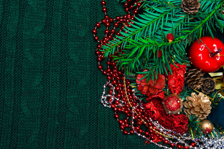 圣诞节背景与红色装饰, 绿色的分支与浆果, 花环, 苹果, 复制空间