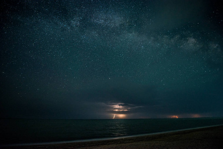 星光灿烂的夜晚, 在海面上雷雨和闪电