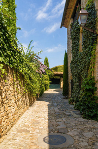 美丽的街道在中世纪镇佩拉塔利亚达, 赫罗纳省, 加泰罗尼亚, 西班牙
