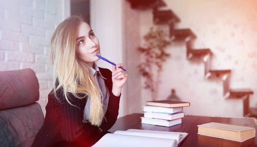 年轻漂亮金发女孩的学生