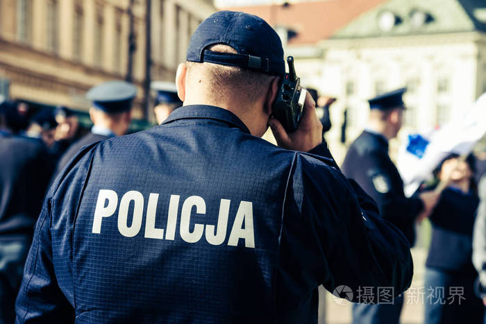 警察制服的背面有警方标志/标志.警察