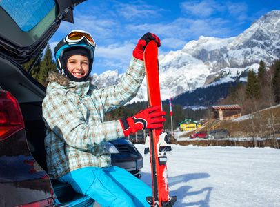 快乐年轻滑雪者