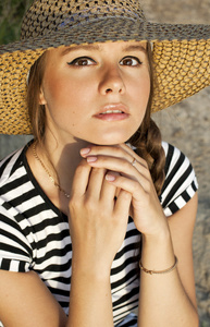 一个可爱的年轻女子，戴着帽子的特写肖像