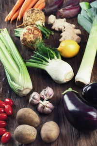 新鲜的当地蔬菜品种。顶部视图。健康饮食
