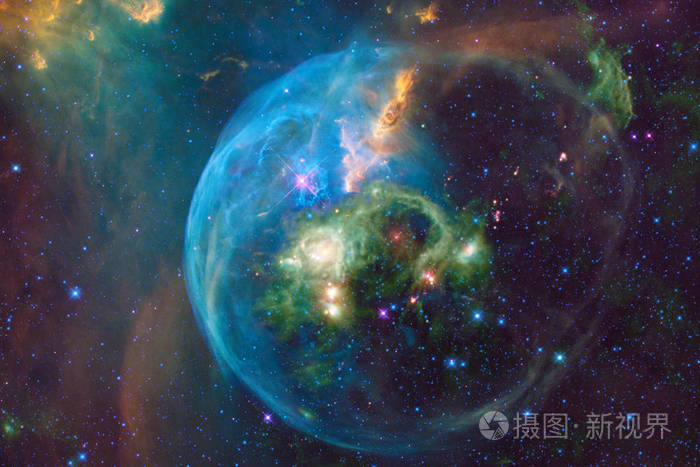 宇宙场景中明亮的恒星和星系在深空显示太空探索的美丽.