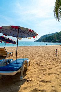 美丽的雨伞和椅子海滩假日假期概念