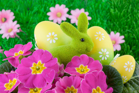 复活节兔子复活节与鸡蛋在绿色草地上