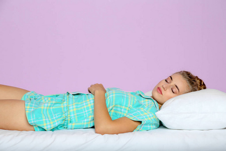 美丽的女人睡在床上舒适的枕头对颜色背景