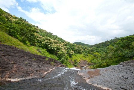 与山树景观和一条河在前面