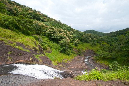 与山树景观和一条河在前面