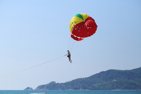 在普吉岛巴东海滩滑翔伞