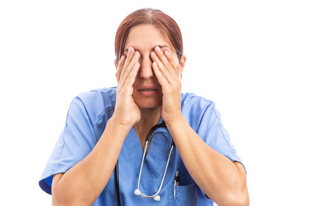 用尽的医疗女护士或医生捂着眼睛用手作为医院差错问题的概念在白色背景下被隔离