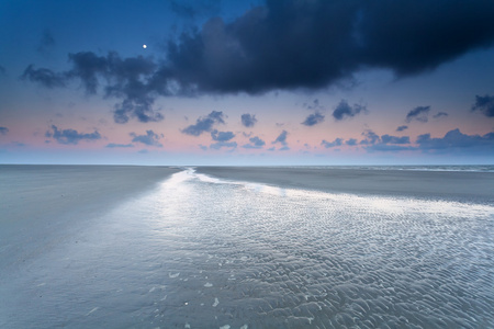 月亮在北海海岸