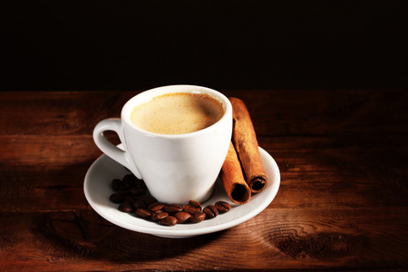 咖啡 肉桂和咖啡豆上棕色表现力的木桌上的杯子