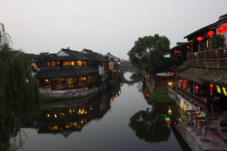 一个小费希尔镇在亚洲中国在黎明天日出和夜与许多山和山