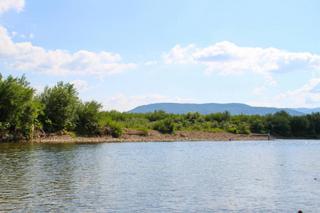 在晴朗的日子里, 河上有河流。乌克兰的喀尔巴阡山山脉