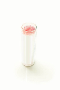 医用毛细管玻璃管在容器白色背景与阴影。用于安全采血和精确的微压积测定精度