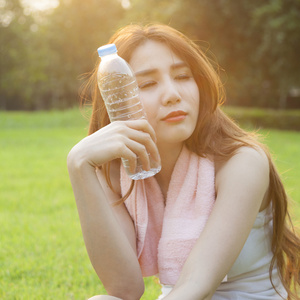 坐着的女人，拿着一瓶水