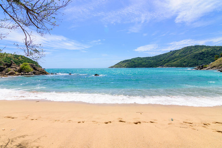 美丽的波浪在海滩, 清澈的水, 白色的沙子在您的假日在安达曼海普吉岛泰国