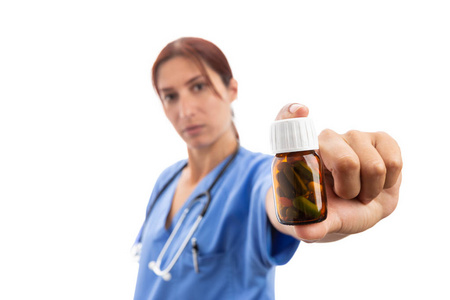 女性护士或医生给治疗药丸容器作为患者处方概念被隔绝在白色背景下