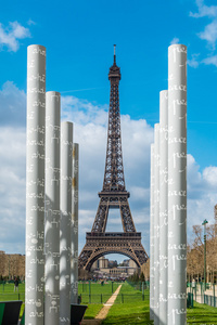 巴黎埃菲尔铁塔上空的白色古拉姆