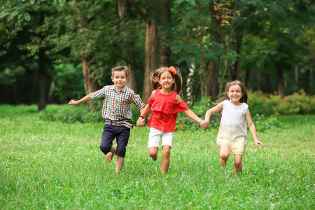 可爱的小孩子在公园里奔跑在夏天天