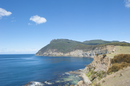 玛丽亚岛海洋陡峭悬崖山