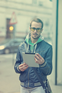 大街上的人用 ipad 平板电脑