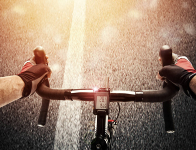 骑自行车的骑车在白天的街道上骑车
