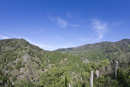 山中 barcellona pozzo di 救人，西西里岛墨西拿